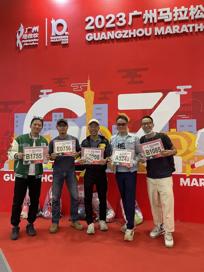 陈伯曦（中间戴白帽）与跑友们共同领取2023广马物资（受访者供图）