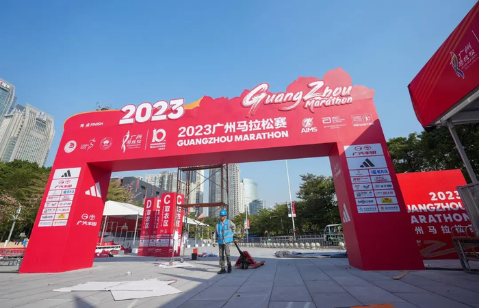 花城广场与海心沙交界处，已经搭建好的广马全马终点拱门（梁怿韬 摄）