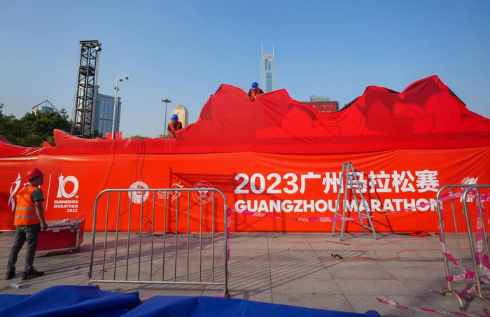 天河体育中心广马起点，正在搭建起点拱门（梁怿韬 摄）