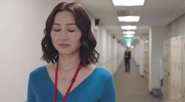 《新闻女王》热播,跳过女一号佘诗曼,我却被这个女人圈粉了|高海宁