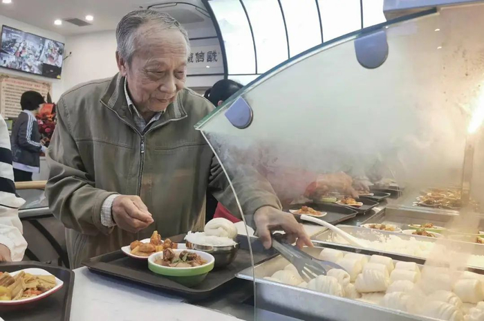 啥口味?北京大爷老年餐桌来二两!