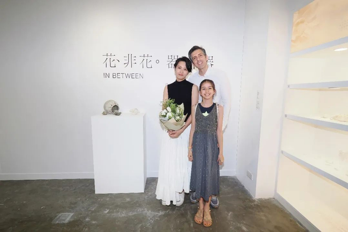 ▲梁咏琪陶艺展览开幕当天，一家三口的合影‍‍‍‍
