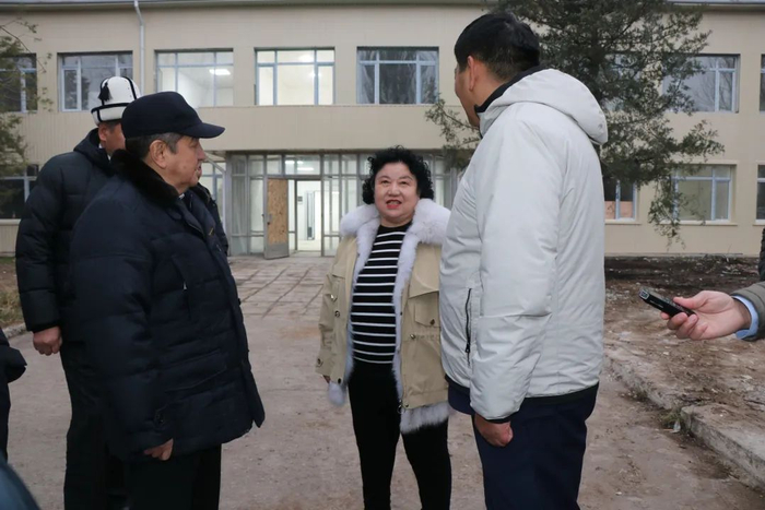 中亚烟草董事长张文娟（中）向吉内阁总理阿·扎帕罗夫（左）介绍项目情况。