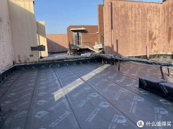 正确做法:倒置式屋面防水不用安装排气管.