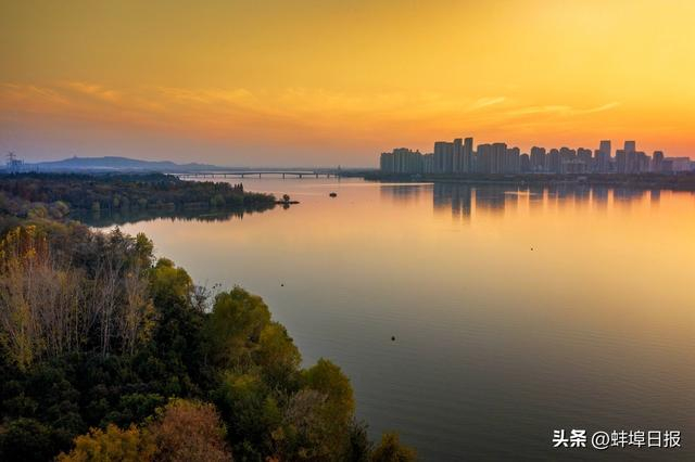 冬日的安徽省蚌埠市龙湖东公园景区,风清气朗,在落日余晖映照之下熠熠