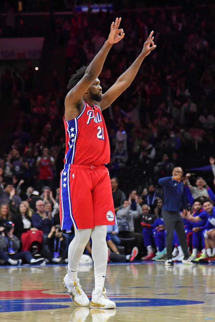 本场比赛,恩比德出战36分钟,投篮24中12,三分3中1,罚球15中13,爆砍38