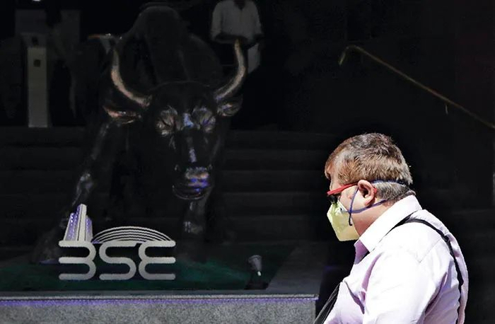 2020 年 3 月 13 日，在印度孟买，一名男子经过孟买证券交易所。 新华社/美联