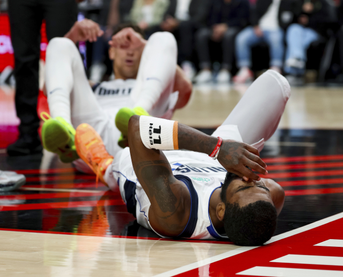 者球员,一个对抗后被撞倒往下落,下落的位置恰好是欧文小腿的摆放处