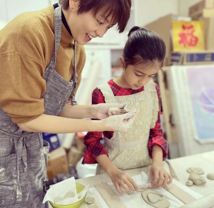▲梁咏琪和女儿Sofia一起做陶艺‍