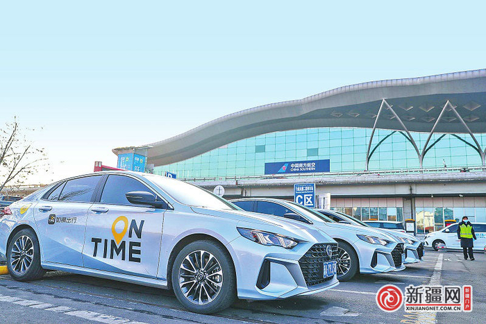 在乌鲁木齐机场T3航站楼二层停车场网约车等待区，网约车在等候旅客。 （全媒体记者米热扎提·木塔力甫摄）