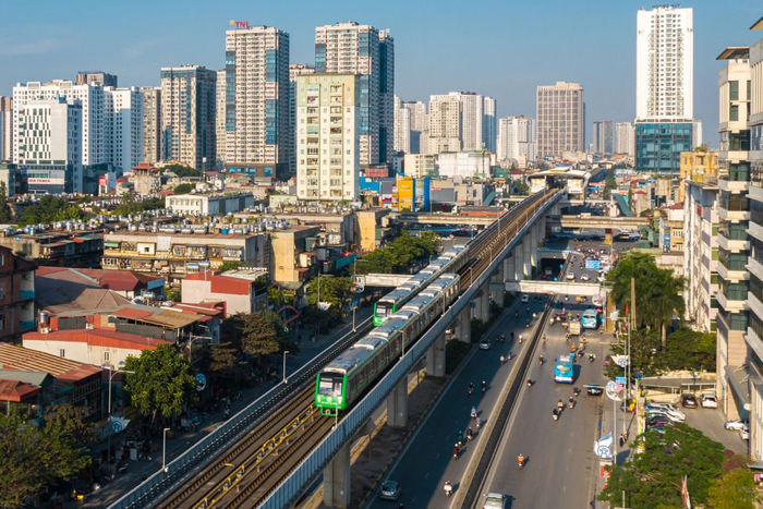 　　2021年12月1日，在越南首都河内，列车在吉灵-河东轻轨线上行驶。新华社发（中铁六局河内轻轨项目部供图）