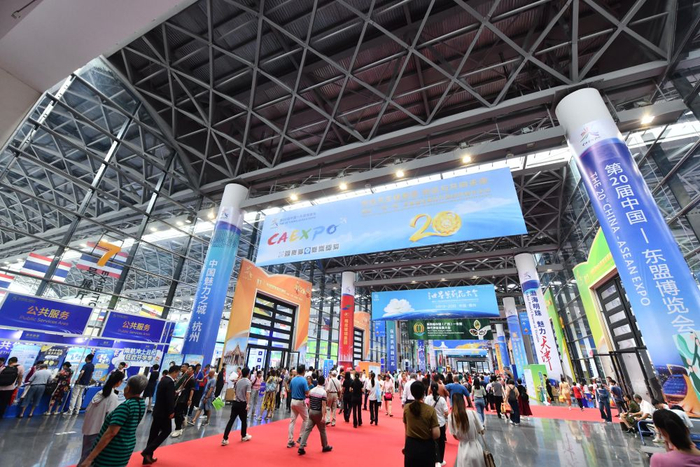 　　2023年9月18日，参观者在第二十届中国—东盟博览会东盟商品展区选购商品。新华社记者 黄孝邦 摄