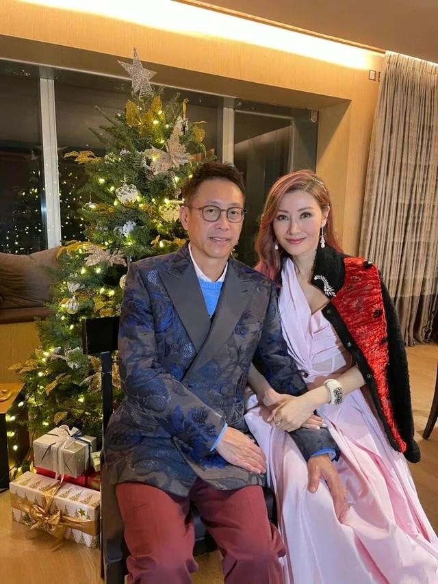 晒一家三口全家福,打扮粉嫩太尴尬,11岁儿子颜值普通|李嘉欣_新浪新闻