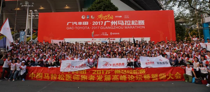  “医师跑者”们为广马服务（受访者供图）