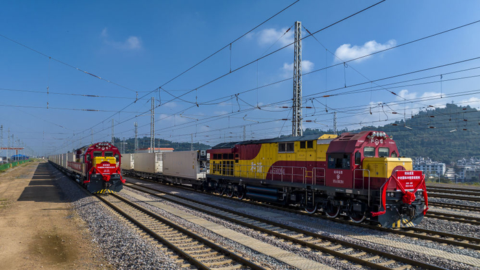 　　2023年10月16日，中越、中老铁路国际冷链货运班列从云南省玉溪市研和站发车启程（无人机照片）。