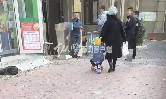 网传视频显示嫌疑人在指认案发现场。（来源/视频截图）
