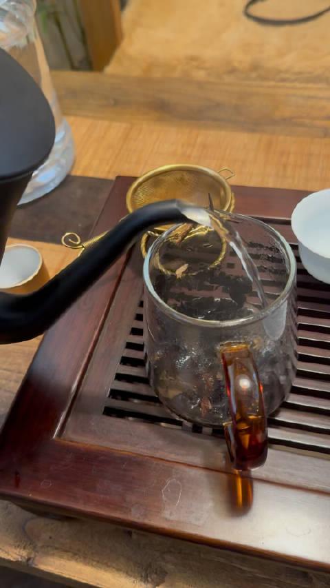 与朋友在一家叫素心茶房的茶馆喝茶聊天……