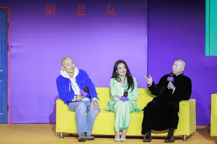 导演冯小刚（右一）、演员葛优（左一）、演员舒淇（中）在发布会现场分享幕后故事。新京报记者 王子诚 摄