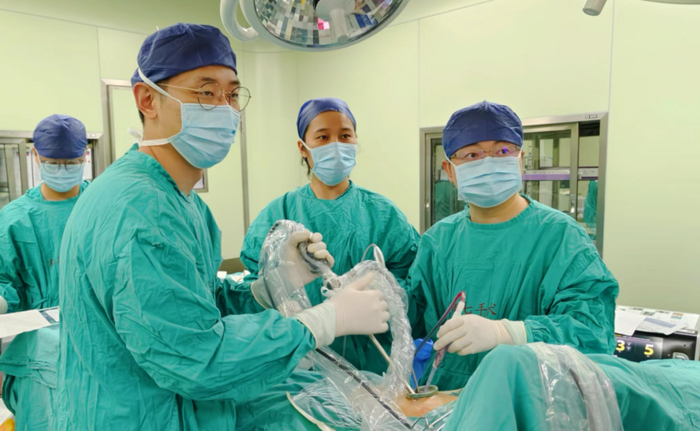 手术台上的叶亮医生（右一）/图片由受访者提供