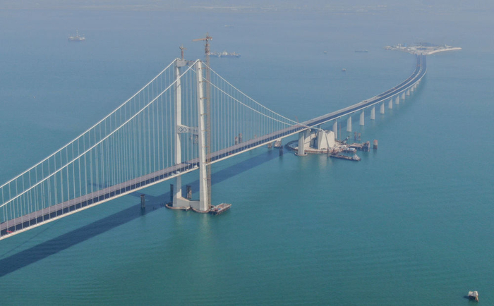  2023年11月28日，粤港澳大湾区超级工程深中通道主线正式贯通，这是深中通道伶仃洋大桥东塔及西人工岛（无人机照片）。新华社记者 邓华 摄