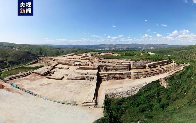 2022年,在石峁遺址皇城臺發現的轉角浮雕,為石峁皇城臺大臺基石雕的