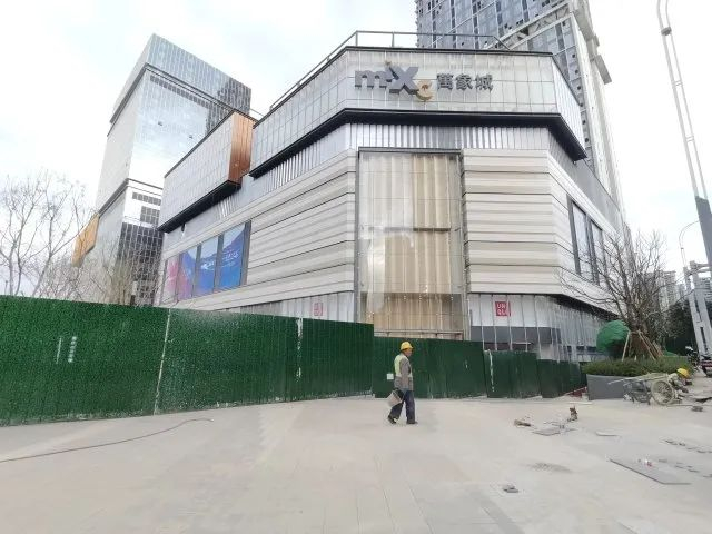 万象城外部路面铺设情况