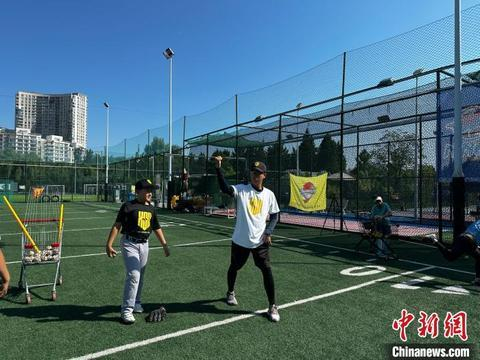 今年，王浩亚又有了新身份。他从培训公司跳槽，与几位朋友创业，成立了俱乐部。中新社记者 杨程晨 摄