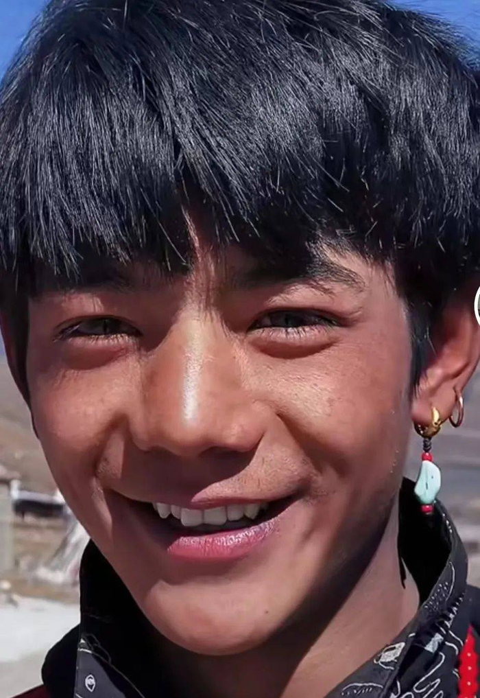 音乐盛典丁真获奖,他和华晨宇,让我看到华语乐坛的"