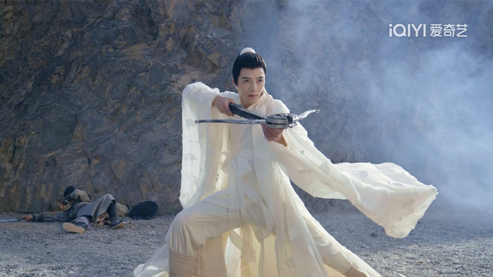 腰间的蝴蝶结亮了。