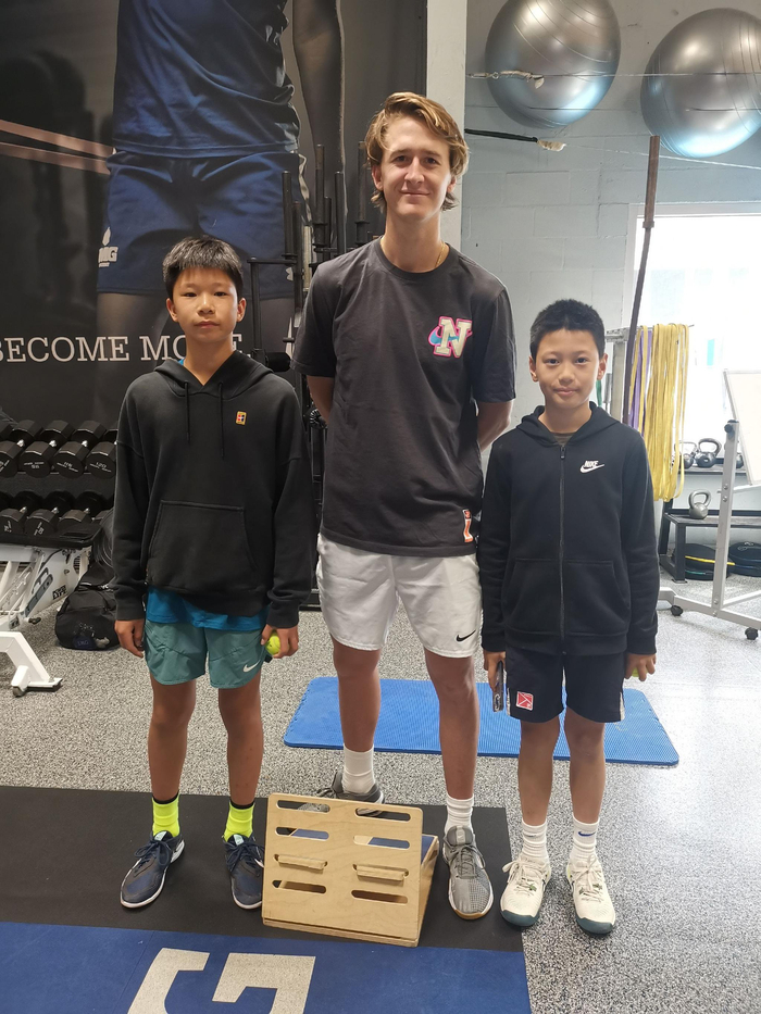 陆翰檑（左）、 楼奕添（右）和著名网球选手塞巴斯蒂安·科达（中）合影。