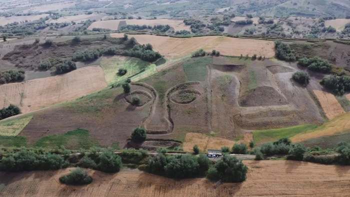 艺术家王刚在木垒创作的《大地生长》