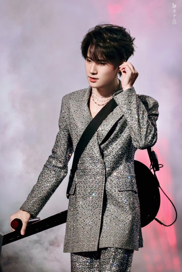 张真源真空深v亮片西装,这组真的帅炸了