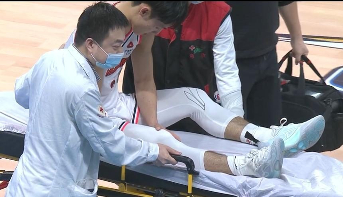 徐杰受伤!周琦腰伤有反复!广东隐患曝光,杜锋7连胜背后摊牌了|周琦|广东|杜锋|徐杰|男篮|北汽男篮|广东男篮|篮板球|胡明轩|CBA|连胜 ...