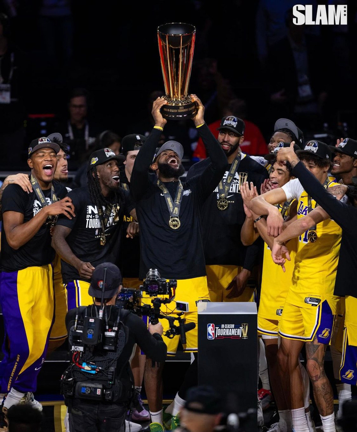 看到自己喜欢的球队,喜欢的球员,举起冠军奖杯……|nba|詹姆斯_新浪