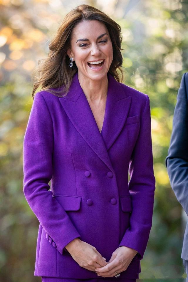 真空穿紫色套装像茄子,脚踩恨天高真吓人|凯特王妃|套装|穿搭_新浪