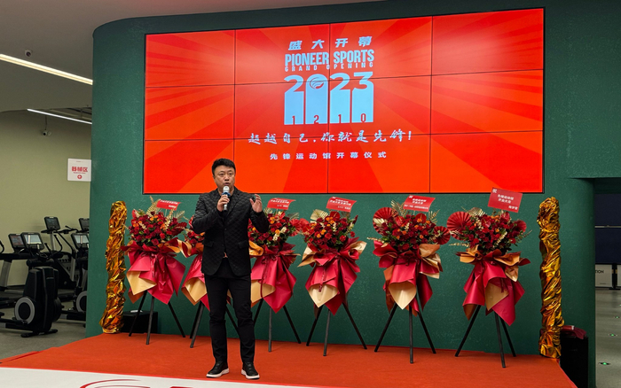 羽毛球世界冠军董炯获邀到先锋运动馆进行技术指导。  主办方供图