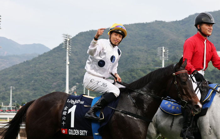 中国香港骑师何泽尧搭档“金鎗六十”，在“香港一哩锦标”比赛中第三次夺冠。  新京报记者 包宏广 摄