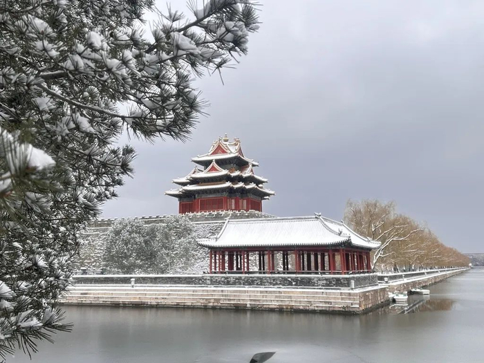 △11日，北京故宫角楼“身披”白雪。