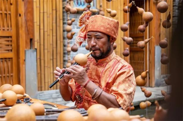 梁河:游"葫芦丝之乡" 体验惬意的诗意生活