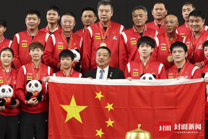 捧杯时刻国乒站上混团世界杯冠军领奖台图集