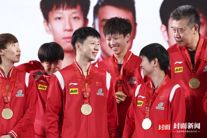 捧杯时刻国乒站上混团世界杯冠军领奖台图集