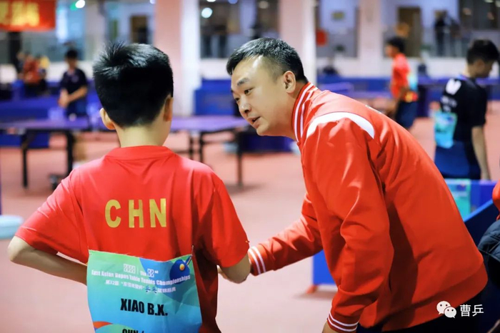 教练指导小球员。