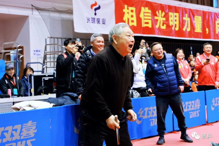 世界冠军徐寅生为赛事开球。