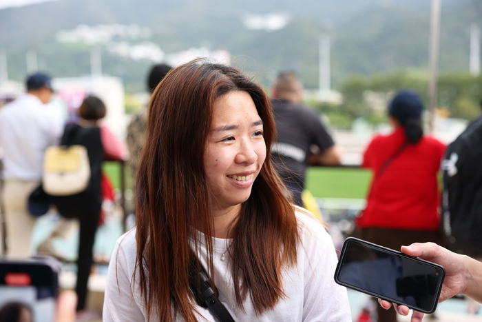 来自广东东莞的叶女士是现场观赛的约5000名内地游客之一。  新京报记者 包宏广 摄