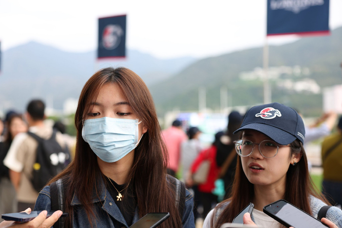 来自华南农业大学的蔡同学（左）、洪同学（右）现场观赛。  新京报记者 包宏广 摄