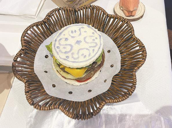             “青花瓷”汉堡  裘颖琼  摄          