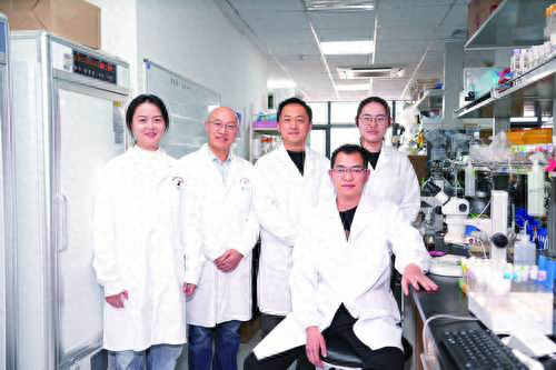 宋威（后排左三）、叶旭军（后排左二）与团队成员。受访者供图