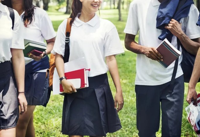 法媒:法国教育改革,拟推动校服重返校园