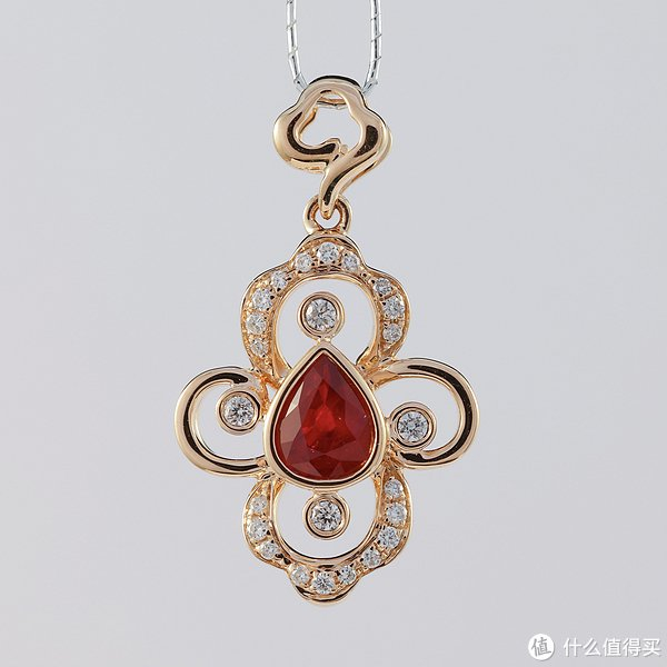 色彩之魅:顶级红宝石与蓝宝石的独特光芒