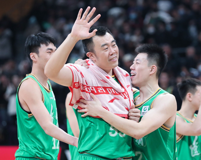 辽宁本钢队球员韩德君（中）在赛后庆祝。  图/新华社